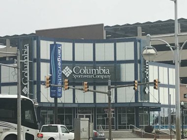 ATLANTIC CITY, NJ - 19 Mayıs 2019 'da New Jersey' deki Atlantic City Boardwalk 'taki Columbia Factory Store' da görüldü. Atlantic City kuzeydoğuda kumarhaneleri, sahil yolları ve plajlarıyla bilinen bir tatil beldesidir..