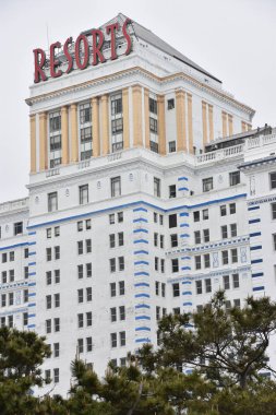 ATLANTIC CITY, NJ - 19 Mayıs 2019 'da New Jersey Atlantic City Boardwalk' taki Resorts Casino Hotel 'de görüldü. Atlantic City kuzeydoğuda kumarhaneleri, sahil yolları ve plajlarıyla bilinen bir tatil beldesidir..