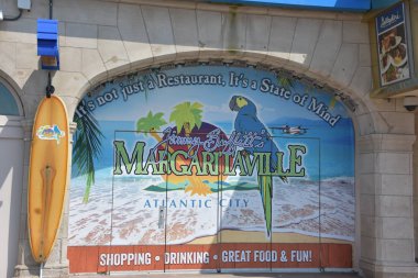 ATLANTIC CITY, NJ - 19 Mayıs 2019 'da New Jersey Atlantic City Boardwalk' ta Jimmy Buffetts Margaritaville görüldü. Atlantic City kuzeydoğuda kumarhaneleri, sahil yolları ve plajlarıyla bilinen bir tatil beldesidir..