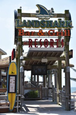 ATLANTIC CITY, NJ - 19 Mayıs 2019 'da New Jersey' deki Atlantic City Boardwalk 'ta Landshark Bar & Grill' de görüldü. Atlantic City kuzeydoğuda kumarhaneleri, sahil yolları ve plajlarıyla bilinen bir tatil beldesidir..