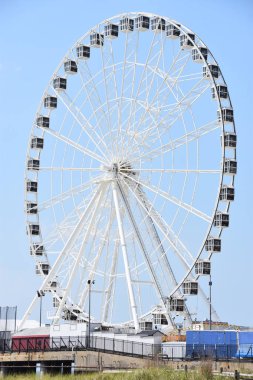 ATLANTIC CITY, NJ - 19 Mayıs 2019 'da görüldüğü gibi Atlantic City Boardwalk, New Jersey' de Çelik İskele. Atlantic City kuzeydoğuda kumarhaneleri, sahil yolları ve plajlarıyla bilinen bir tatil beldesidir..