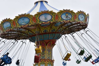 ATLANTIC CITY, NJ - 19 Mayıs 2019 'da görüldüğü gibi Atlantic City Boardwalk, New Jersey' de Çelik İskele. Atlantic City kuzeydoğuda kumarhaneleri, sahil yolları ve plajlarıyla bilinen bir tatil beldesidir..