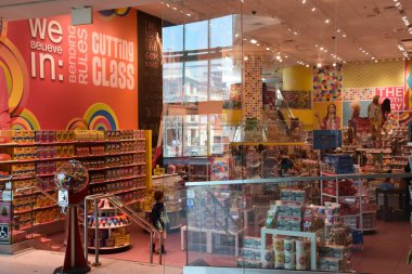 ATLANTIC CITY, NJ - 19 Mayıs 2019 'da New Jersey Atlantic City Boardwalk' taki Caesars 'taki Playground. Atlantic City kuzeydoğuda kumarhaneleri, sahil yolları ve plajlarıyla bilinen bir tatil beldesidir..