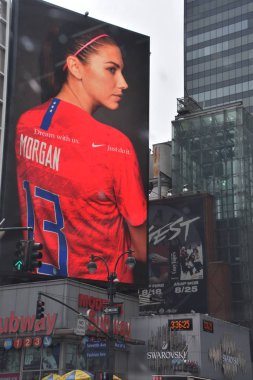 NEW YORK, NY - 26 MAYIS: 26 Mayıs 2019 'da görüldüğü gibi, New York' ta reklam panoları.