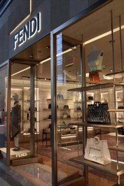 NEW YORK, New York - 26 Mayıs 2019 'da Hudson Yards' daki The Shops and Restaurant 'ta Fendi mağazası.