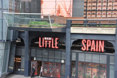 NEW YORK, NY - 26 Mayıs 2019 'da New York' ta Hudson Yards 'taki The Shops and Restaurants' ta Mercado Little Spain.