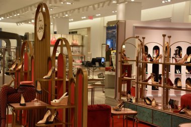 NEW YORK, NY - 26 Mayıs 2019 'da New York' ta Hudson Yards 'taki The Shops and Restaurants' ta Christian Loubutin bölümünde görüldü..