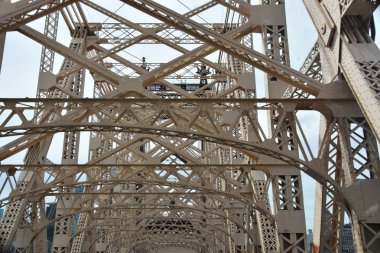 New York, New York - 26 Mayıs 2019 'da Queens, New York' taki Queensboro Köprüsü 'nün görüntüsü. 1909 'da tamamlanan New York' taki East River üzerindeki Cantilever Köprüsü..