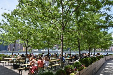 26 Mayıs 2022 'de Queens, New York' taki Gantry Plaza Eyalet Parkı 'ndan görüntüler.