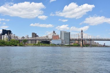 New York 'taki Queensboro Köprüsü' nün görüntüsü, Queens, New York 'taki Gantry Plaza State Park' tan 26 Mayıs 2019 'da görüldü. 1909 'da tamamlanan New York' taki East River üzerindeki Cantilever Köprüsü..