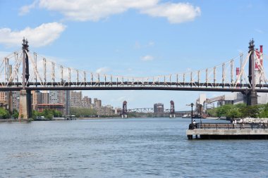 New York 'taki Queensboro Köprüsü' nün görüntüsü, Queens, New York 'taki Gantry Plaza State Park' tan 26 Mayıs 2019 'da görüldü. 1909 'da tamamlanan New York' taki East River üzerindeki Cantilever Köprüsü..