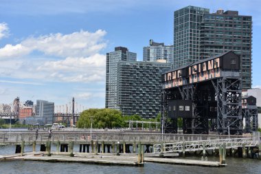 New York, Queens 'teki Gantry Plaza Eyalet Parkı' ndan 25 Mayıs 2019 'da görülen Long Island tabelasının görüntüsü.