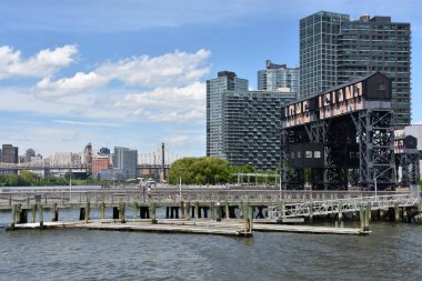 New York, Queens 'teki Gantry Plaza Eyalet Parkı' ndan 25 Mayıs 2019 'da görülen Long Island tabelasının görüntüsü.
