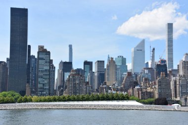 New York, Ny Mayıs 26: Manhattan Skyline Görünümü, Queens Gantry Plaza State Park, New York, Mayıs'ta görüldüğü gibi 26, 2019. Manhattan, New York'un beş ilçesinin en yoğun nüfuslu ilçesidir..