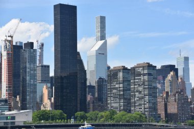 New York, Ny Mayıs 26: Manhattan Skyline Görünümü, Queens Gantry Plaza State Park, New York, Mayıs'ta görüldüğü gibi 26, 2019. Manhattan, New York'un beş ilçesinin en yoğun nüfuslu ilçesidir..