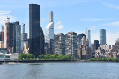 New York, Ny Mayıs 26: Manhattan Skyline Görünümü, Queens Gantry Plaza State Park, New York, Mayıs'ta görüldüğü gibi 26, 2019. Manhattan, New York'un beş ilçesinin en yoğun nüfuslu ilçesidir..