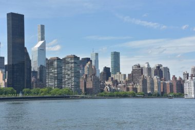 New York, Ny Mayıs 26: Manhattan Skyline Görünümü, Queens Gantry Plaza State Park, New York, Mayıs'ta görüldüğü gibi 26, 2019. Manhattan, New York'un beş ilçesinin en yoğun nüfuslu ilçesidir..