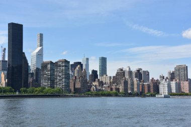New York, Ny Mayıs 26: Manhattan Skyline Görünümü, Queens Gantry Plaza State Park, New York, Mayıs'ta görüldüğü gibi 26, 2019. Manhattan, New York'un beş ilçesinin en yoğun nüfuslu ilçesidir..