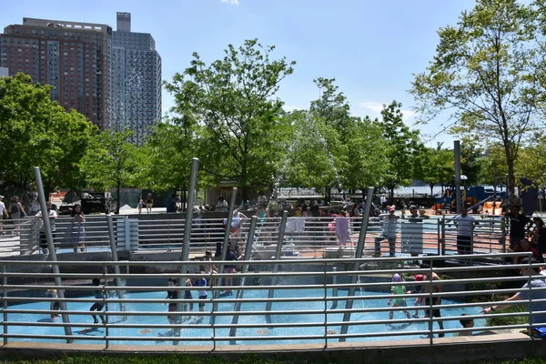 Long Island City Mayo Almohadilla Chapoteo Gantry Plaza State Park — Foto de Stock