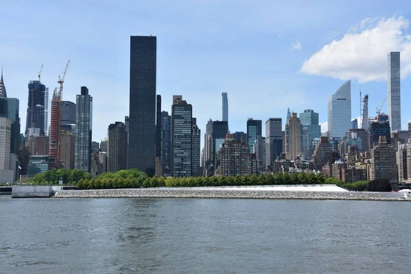 New York, Ny Mayıs 26: Manhattan Skyline Görünümü, Queens Gantry Plaza State Park, New York, Mayıs'ta görüldüğü gibi 26, 2019. Manhattan, New York'un beş ilçesinin en yoğun nüfuslu ilçesidir..