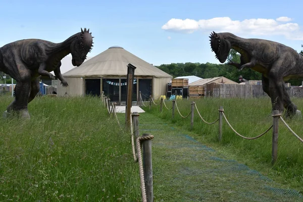 LEONIA, NJ - 27 Mayıs: Leonia, New Jersey 'deki dinozorlar, 27 Mayıs 2019' da görüldüğü gibi.