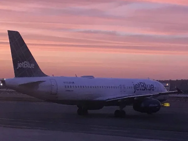 Нью Йорк Нью Йорк Июня Самолет Jetblue Аэропорту Имени Джона — стоковое фото