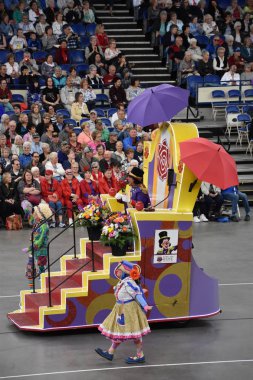 PORTLAND, OR - 8 Haziran 2019 'da Portland, Oregon' daki Moda Center 'daki Spirit Mountain Kumarhanesi Grand Floral Parade, 8 Haziran 2019' da görüldü. Geçit alayı Portland Gül Festivali 'nin en önemli parçasıdır..