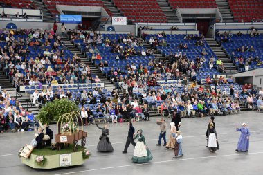 PORTLAND, OR - 8 Haziran 2019 'da Portland, Oregon' daki Moda Center 'daki Spirit Mountain Kumarhanesi Grand Floral Parade, 8 Haziran 2019' da görüldü. Geçit alayı Portland Gül Festivali 'nin en önemli parçasıdır..