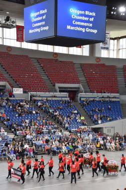 PORTLAND, OR - 8 Haziran 2019 'da Portland, Oregon' daki Moda Center 'daki Spirit Mountain Kumarhanesi Grand Floral Parade, 8 Haziran 2019' da görüldü. Geçit alayı Portland Gül Festivali 'nin en önemli parçasıdır..