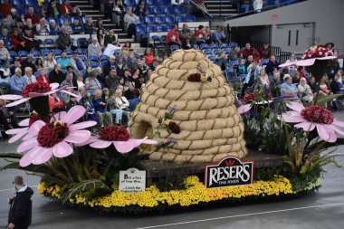 PORTLAND, OR - 8 Haziran 2019 'da Portland, Oregon' daki Moda Center 'daki Spirit Mountain Kumarhanesi Grand Floral Parade, 8 Haziran 2019' da görüldü. Geçit alayı Portland Gül Festivali 'nin en önemli parçasıdır..