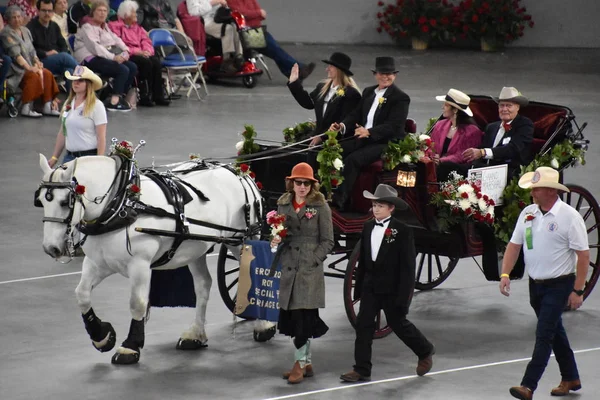PORTLAND, OR - 8 Haziran 2019 'da Portland, Oregon' daki Moda Center 'daki Spirit Mountain Kumarhanesi Grand Floral Parade, 8 Haziran 2019' da görüldü. Geçit alayı Portland Gül Festivali 'nin en önemli parçasıdır..