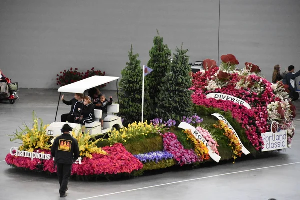 Portland Jun 2019 Spirit Mountain Casino Grand Floral Parade Moda — 图库照片