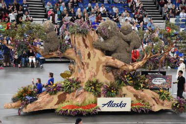PORTLAND, OR - 8 Haziran 2019 'da Portland, Oregon' daki Moda Center 'daki Spirit Mountain Kumarhanesi Grand Floral Parade, 8 Haziran 2019' da görüldü. Geçit alayı Portland Gül Festivali 'nin en önemli parçasıdır..