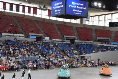 PORTLAND, OR - 8 Haziran 2019 'da Portland, Oregon' daki Moda Center 'daki Spirit Mountain Kumarhanesi Grand Floral Parade, 8 Haziran 2019' da görüldü. Geçit alayı Portland Gül Festivali 'nin en önemli parçasıdır..