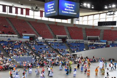 PORTLAND, OR - 8 Haziran 2019 'da Portland, Oregon' daki Moda Center 'daki Spirit Mountain Kumarhanesi Grand Floral Parade, 8 Haziran 2019' da görüldü. Geçit alayı Portland Gül Festivali 'nin en önemli parçasıdır..