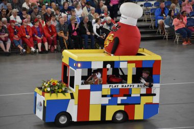 PORTLAND, OR - 8 Haziran 2019 'da Portland, Oregon' daki Moda Center 'daki Spirit Mountain Kumarhanesi Grand Floral Parade, 8 Haziran 2019' da görüldü. Geçit alayı Portland Gül Festivali 'nin en önemli parçasıdır..