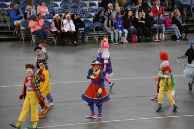 PORTLAND, OR - 8 Haziran 2019 'da Portland, Oregon' daki Moda Center 'daki Spirit Mountain Kumarhanesi Grand Floral Parade, 8 Haziran 2019' da görüldü. Geçit alayı Portland Gül Festivali 'nin en önemli parçasıdır..