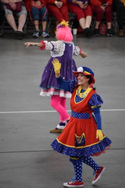 PORTLAND, OR - 8 Haziran 2019 'da Portland, Oregon' daki Moda Center 'daki Spirit Mountain Kumarhanesi Grand Floral Parade, 8 Haziran 2019' da görüldü. Geçit alayı Portland Gül Festivali 'nin en önemli parçasıdır..