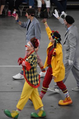 PORTLAND, OR - 8 Haziran 2019 'da Portland, Oregon' daki Moda Center 'daki Spirit Mountain Kumarhanesi Grand Floral Parade, 8 Haziran 2019' da görüldü. Geçit alayı Portland Gül Festivali 'nin en önemli parçasıdır..