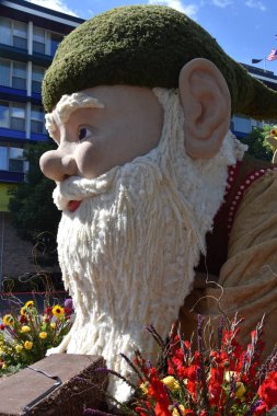 PORTLAND, OR - 8 Haziran 2019 Spirit Mountain Casino Grand Floral Parade 'den Portland, Oregon' daki Moda Center 'da 8 Haziran 2019' da görüldüğü gibi. Geçit alayı Portland Gül Festivali 'nin en önemli parçasıdır..