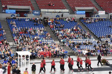 PORTLAND, OR - 8 Haziran 2019 'da Portland, Oregon' daki Moda Center 'daki Spirit Mountain Casino Grand Floral Parade' de Queens Taç Giyme Töreni, 8 Haziran 2019 'da görüldü. Geçit alayı Portland Gül Festivali 'nin en önemli parçasıdır..