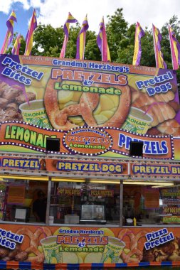 Portland Gül Festivali sırasında 8 Haziran 2019 'da Portland, Oregon' daki Tom McCall Waterfront Park 'taki şehir panayırı.