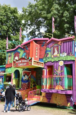 Portland Gül Festivali sırasında 8 Haziran 2019 'da Portland, Oregon' daki Tom McCall Waterfront Park 'taki şehir panayırı.