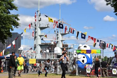 Portland Gül Festivali sırasında 8 Haziran 2019 'da Portland, Oregon' daki Tom McCall Waterfront Park 'taki şehir panayırı.