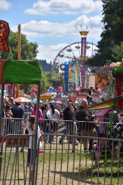Portland Gül Festivali sırasında 8 Haziran 2019 'da Portland, Oregon' daki Tom McCall Waterfront Park 'taki şehir panayırı.