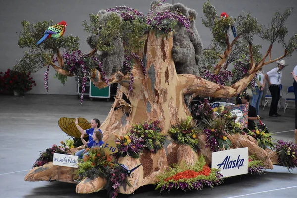 PORTLAND, OR - 8 Haziran 2019 'da Portland, Oregon' daki Moda Center 'daki Spirit Mountain Kumarhanesi Grand Floral Parade, 8 Haziran 2019' da görüldü. Geçit alayı Portland Gül Festivali 'nin en önemli parçasıdır..