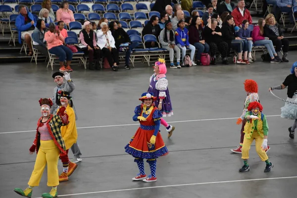 PORTLAND, OR - 8 Haziran 2019 'da Portland, Oregon' daki Moda Center 'daki Spirit Mountain Kumarhanesi Grand Floral Parade, 8 Haziran 2019' da görüldü. Geçit alayı Portland Gül Festivali 'nin en önemli parçasıdır..
