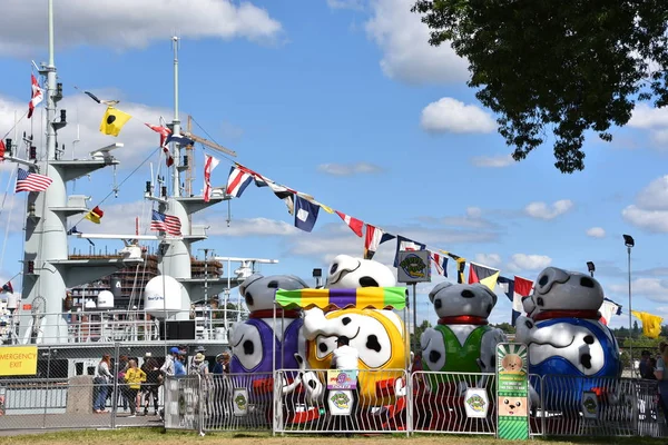 Portland Gül Festivali sırasında 8 Haziran 2019 'da Portland, Oregon' daki Tom McCall Waterfront Park 'taki şehir panayırı.