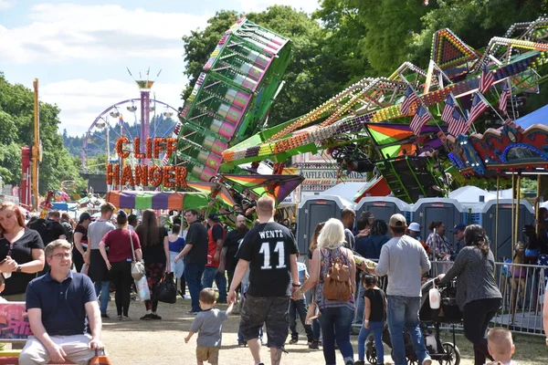 Portland Gül Festivali sırasında 8 Haziran 2019 'da Portland, Oregon' daki Tom McCall Waterfront Park 'taki şehir panayırı.