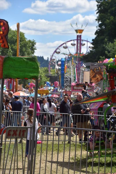 Portland Gül Festivali sırasında 8 Haziran 2019 'da Portland, Oregon' daki Tom McCall Waterfront Park 'taki şehir panayırı.